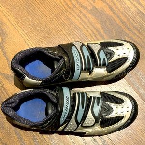 Cycling shoes with spd clips